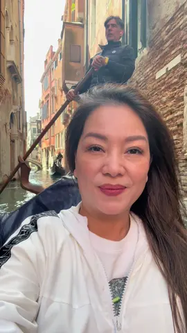 Trở lại Venice . Thành phố đáng iu nhất tại Italia . Thành phố vẫn đẹp lãng mạn như thuở nào . Phương tiện di chuyển chủ yếu tại Venice chính là tàu thuyền. Len lỏi qua những kênh đào, tàu thuyền chở người bản xứ và khách du lịch thập phương đã trở thành nét đẹp đặc trưng của thành phố chỉ cao hơn mực nước biển 1m này.