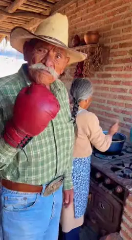 Esto le sucedio está mañana a mi abuelo! de buenas que el sabe tips que nosotros no. 💪🏻 #sora2 #sora #humor #ia 