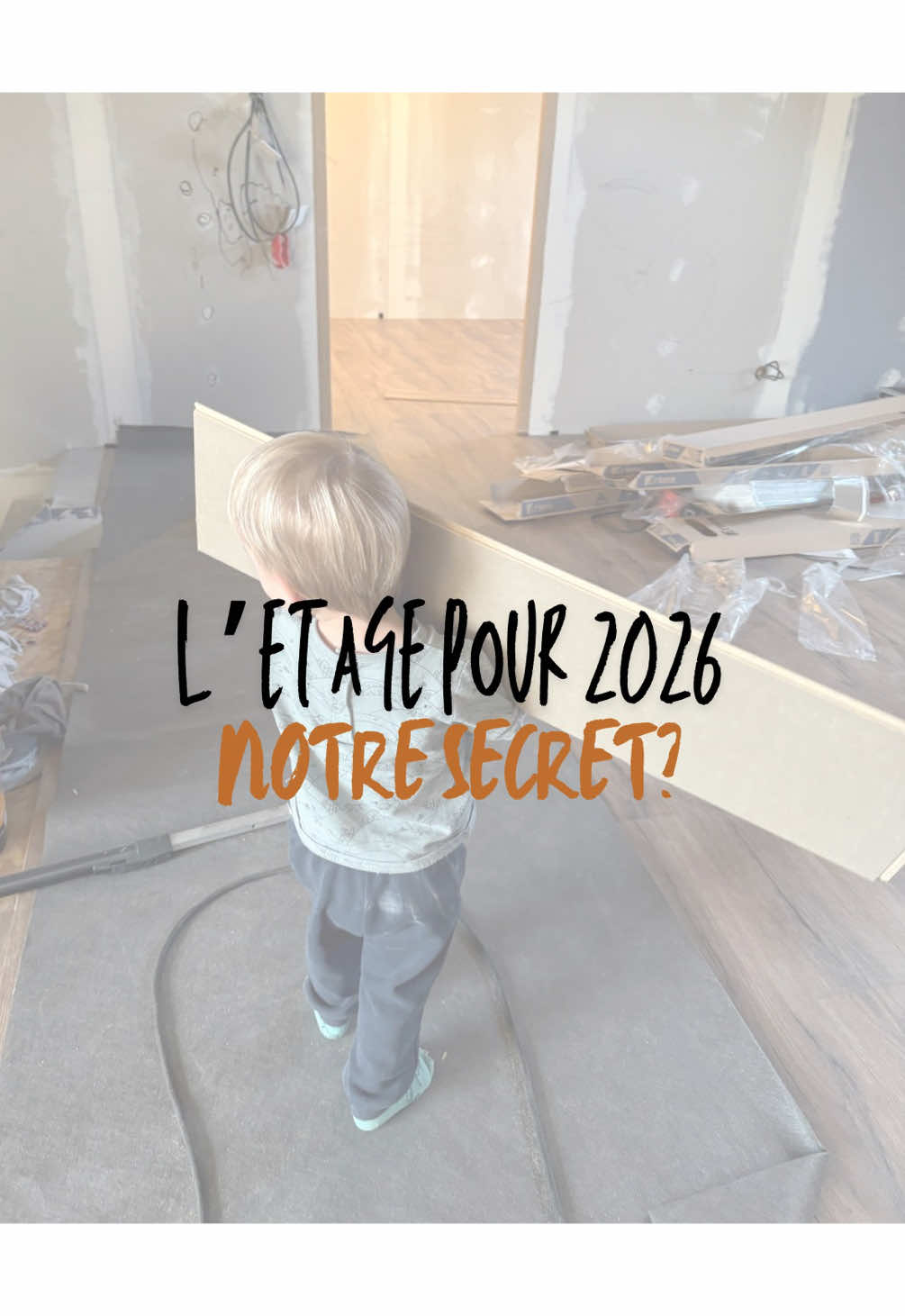 Notre secret pour poser 120m2 de parquet en un week end? Exploiter nos enfants bien sûr! Vous aussi vous faites parti de la team parents sur le chantier? #maisonneuve #renovation #construction #travauxmaison #chantiermaison #autoconstruction 