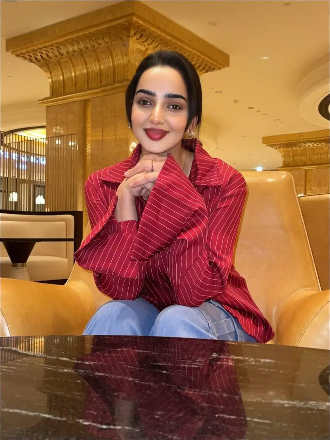 ‏على الإنسان أن يكون حنونًا على نفسه كل يوم ، ألّا يزيد من صعوبة الحياة بقسوته على ذاته ، أخطأت لا بأس لقد تعلمت ، خسرت إذًا ستُعوّض ، توقف عن تضييق عيشك بالحسرة و الندامة ... الحياة قصيرةٌ مثل لحظة لا تستحق أن تقضيها منطويًا على حُزنك. #fypシ゚  #الشعب_الصيني_ماله_حل 