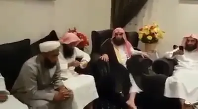 الشيخ محمد اللحيدان يستمع لتلاوة أحد الشباب ، ما شاء الله تبارك الرحمن ، ملاحظة : الشاب يقرأ برواية اخرى غير رواية حفص عن عاصم بارك الله فيكم #محمد اللحيدان #قرآن#quran#تلاوات#خشوع