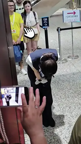 Japanese respect for king guard horse #respect #kingguard #royalguard #horseguardsparade #fyp 