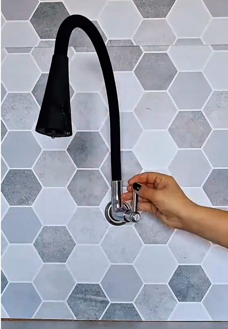 Torneira Gourmet Flexível de Cozinha Parede preto  https://s.shopee.com.br/AKSdRJV5nx #achadinhos #achadinho #torneira #bica #torneiragourmet    