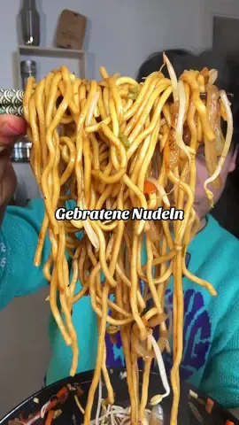 So macht ihr Gebratene Nudeln wie im Restaurant (für genau eine Person) 😍 Für mich Abstimmen nicht vergessen 👀  Zutaten: - 120 gr Quick Cooking Eiernudeln - ⁠1 Stange Frühlingszwiebeln - ⁠0,5 große Zwiebel/1 normale - ⁠1 Karotte - ⁠2 Knoblauchzehen - ⁠Handvoll Sojasprossen - ⁠2 EL Sojasauce - 1 EL Austernsauce - ⁠2 TL Zucker - ⁠0,5 TL Brühepulver - ⁠Schuss dunkle Sojasauce  - Prise Glutamat⁠ und weißer Pfeffer 1. Gemüse in feine Streifen schneiden und Knoblauch feinhacken 2. ⁠Nudeln mit kochendem Wasser übergießen und 20 min abgedeckt ziehen lassen 3. ⁠Sauce zusammenrühren 4. ⁠Wok auf höchster Stufe erhitzen und Öl dazugeben 5. ⁠Gemüse unter ständigem Schwenken 1-2 min braten; dann Knoblauch dazu geben 6. ⁠Nudeln und Sauce dazugeben und weiter schwenken 7. ⁠Sojasprossen dazugeben und für finale 30 Sekunden schwenken #gebratenenudeln #stirfry #asianudeln #rezept #kochen 