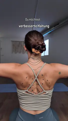 Möchtest du deine Haltung verbessern? 🧘‍♀️ Dann ist diese Übung genau das Richtige für dich! Sie hilft dir dabei: • die Schultern neu auszurichten • die posturalen Muskeln zu aktivieren • den Rundrücken zu reduzieren • und Verspannungen im oberen Rücken zu lösen 👉 Führe die Übung in 3 Runden à 1 Minute aus. Klein, aber wirkungsvoll – versprochen Jetzt abspeichern & ausprobieren! #haltung #rücken #rückenschmerzen #geraderrücken #schultern 