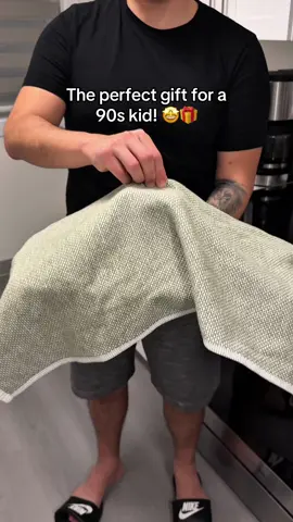 Perfect Christmas gift! 🎁 🎮 #retrogaming #retro #retrogames #projector #retroconsole This VideoGame Projector have 10.000 + 90s retrogames, every 90s kids dream!