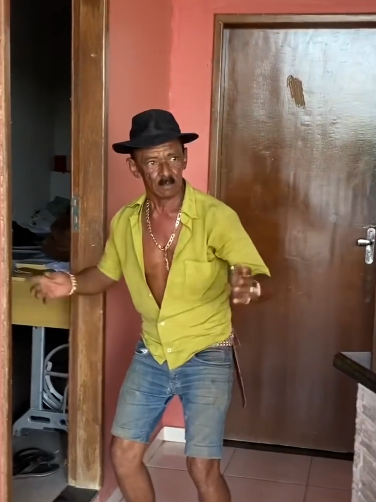 Toinha chama Tiringa para dançar a nova moda kkkkk #memes #humor #comedia #comediahumor #Tiringa #tiringasmemes