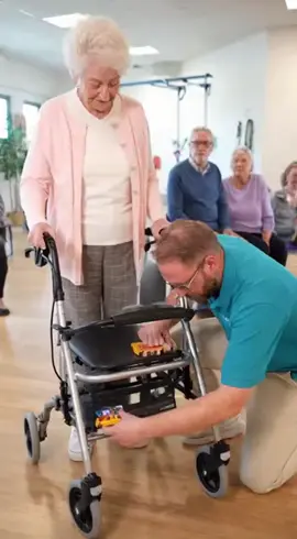 Der Therapeut installiert einen Turbo-Boost am Rollator einer Oma. Plötzlich beschleunigt sie wie eine Rakete, Flammen schießen aus dem Rollator und alle sind geschockt. Am Ende parkt sie perfekt rückwärts ein!