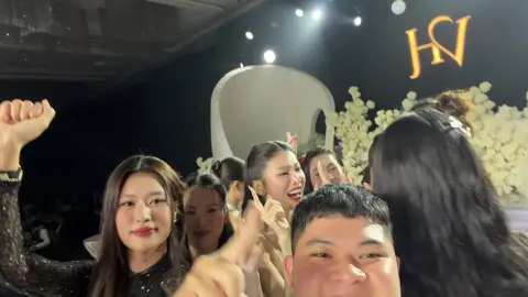 đưa 1 ngón tay lên là được 