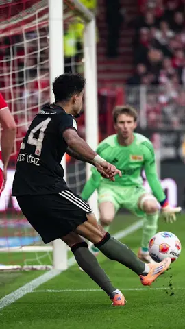 El gol sin ángulo de Luis Díaz. Colombia nunca había estado tan cerca de un balón de oro. #luisdiaz #bayernmunich #gol #futbol #deportesentiktok 