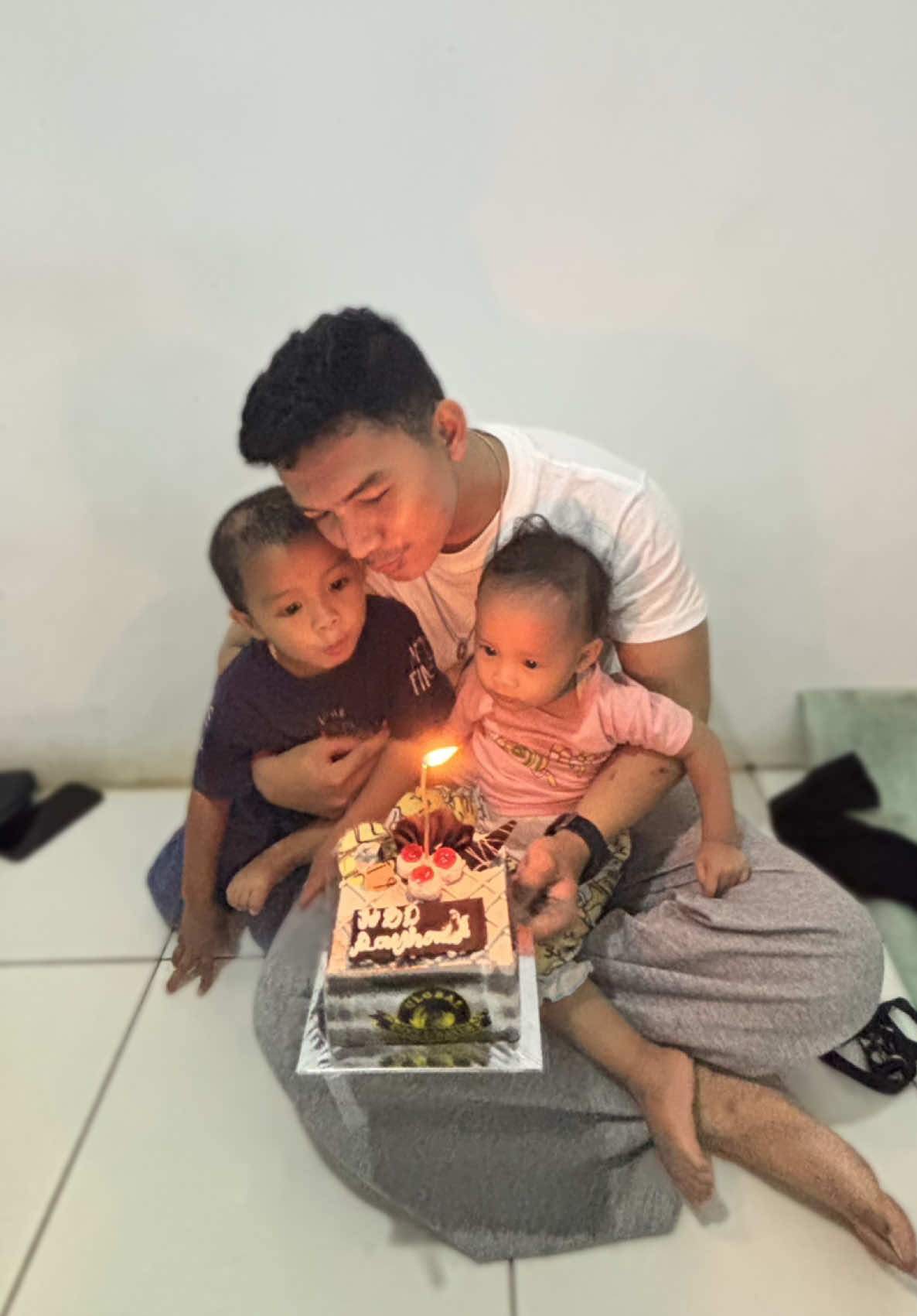 Selamat Ulang tahun abang rayhand, tahun ini anak-anak teteh tiup lilinnya ga sama teteh. Alfatihah buat teteh selalu☺️ #rindukakakperempuan