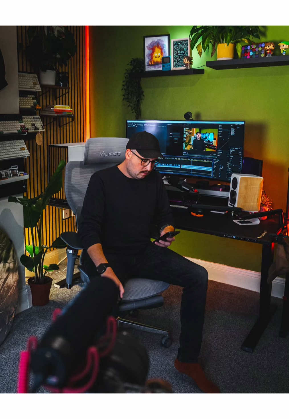 BIG LIGHTING UPGRADE💡 The Yeelight Jupiter D RGB Ceiling light has levelled up the studio.🙌🏻 No more dull lighting. The Jupiter D is THE ULTIMATE RGB smart ceiling light! Work, game and relax in style and comfort with Yeelight! Check it out today @yeelightofficial . . #smartlight #GamingSetup #gamerlife #gamersetupupgrade #gamingsetupideas 