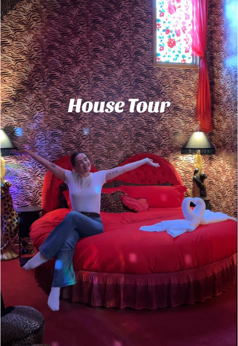 Finallyyyyy the HOUSE TOUR (the fast version, I promise a longer one is coming hehe) #housetour #interiordesign #bedroommakeover #maximalist #vintagehomedecor 