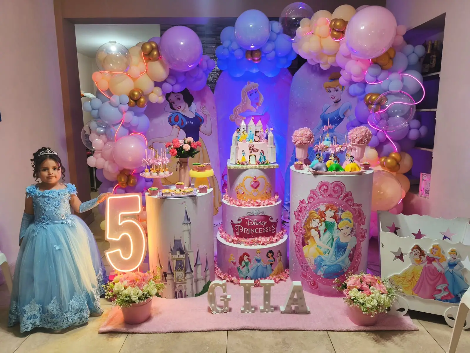 Hermosa noche con sus amiguitos de la escuela, familia y amigos que aprecian a mi pequeña princesa. #princesadedios👸🌹🥰😍 #5añitosdemiprincesa 