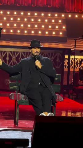 Improvisando y dejando huella desde el escenario 🎤🔥 #ElQueOlvida #Arjona