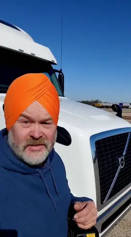 how those foreign folk do it! 🤣 #trucking #shittersfull #volvotrucks 