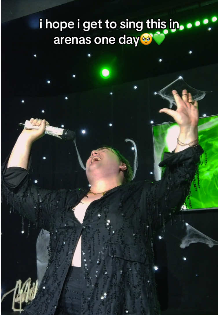 not me obeying gravity at the end🤚🏼😭