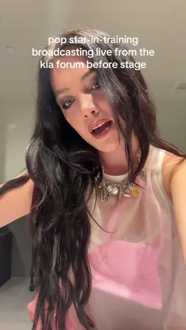 This khia made it to the forum now what !!!! I’m giving you all pop star in training tips you should all consider them to be transferable skills 💘💘💘💘 #alessirose #kiaforum #tatemcrae #misspossessivetour 