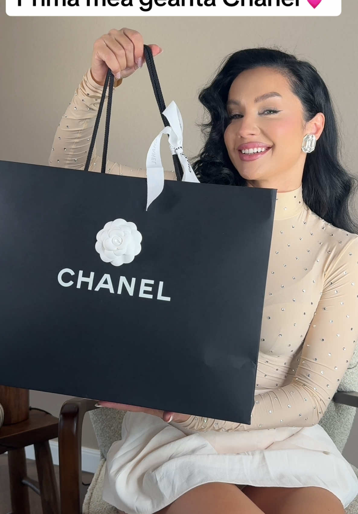 Prima geantă Chanel 🥹🫠 îmi doream una de mult timp, însă am avut alte priorități. Recunosc ca prefer să cheltui banii pe vacanțe și experiențe, de-asta și achiziția atât de târzie. Este superbă 💕  #drusckha #drusckhastyle #chanelunboxing #chanelbag 