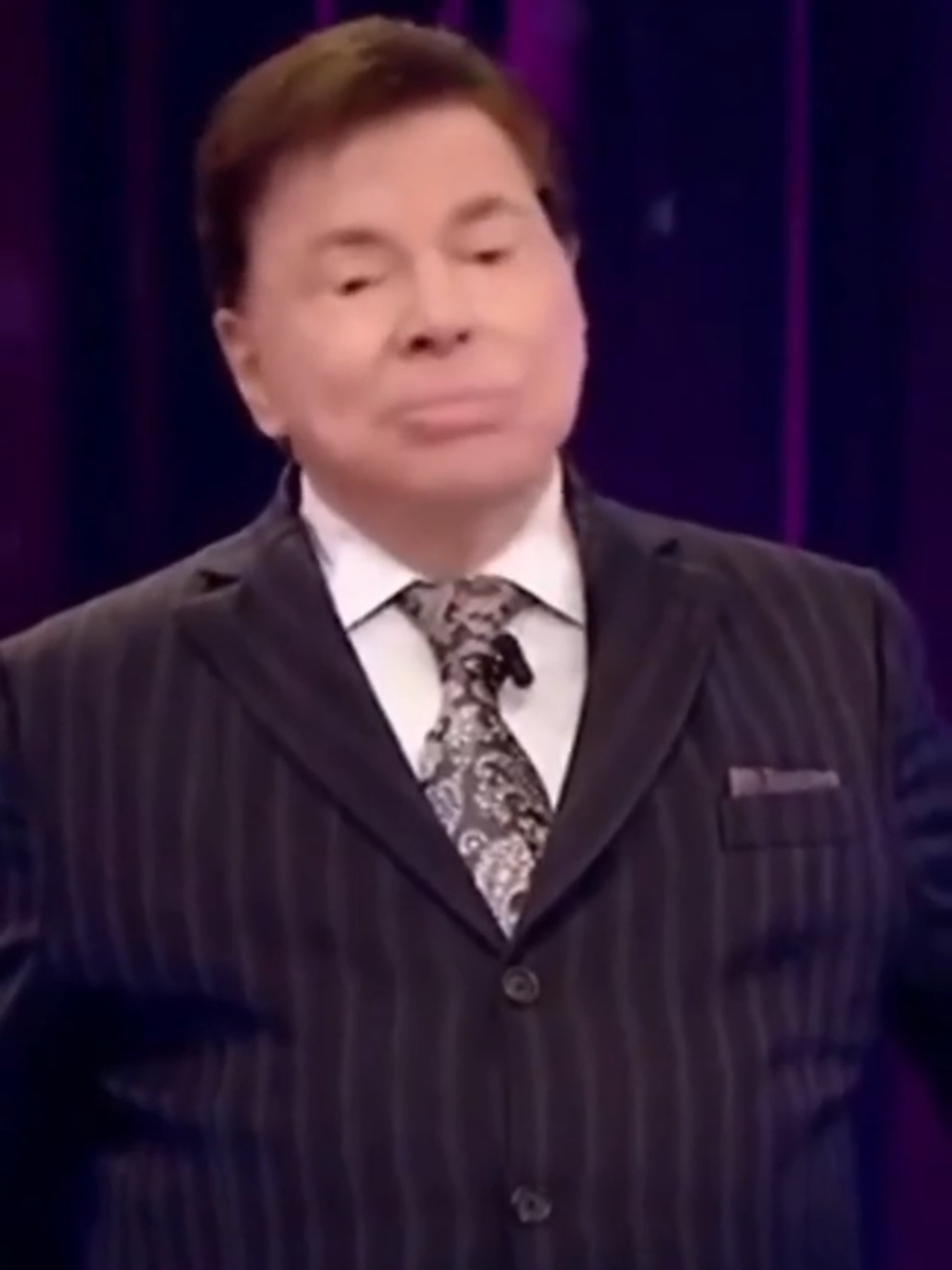 E quem deu autorização para ela cantar? 😂😂😂 #SilvioSantos #sbt #marchinha #fyp 