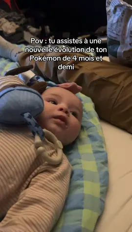 On s’émerveille pour pas grand chose ici mais c’est fou comme il évolue tellement vite 🥲 hier j’accouchais et aujourd’hui il sait se retourner et faire des prouts avec la bouche 🥴 Léon grandis pas trop vite s’il te plaît 😭❤️‍🩹 #boymom #babyboy #newskill #evolutionbebe #jeunemaman 