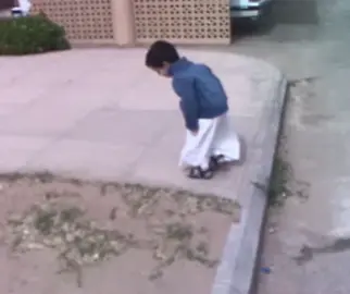 عدت هالمقطع ١٠ مرات ‏في كل مره اسأل نفسي هل بصنع على وجه ولدي البهجة زي ما صنعوها والديني فيني؟ لانها أصعب مهمة في حياة البشري وأعتقد انهم نجحوا لانهم تركوني مع سؤال كبير يخصهم … كيف ممكن اعطيهم ما يغنيهم من الحب والبر وهل راح يوفيهم حقهم؟ لا أعتقد