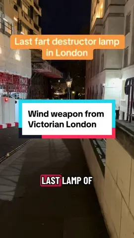 This is the last fart destructing lamp in London, known as a gas destructor, constructed as part of the Victoria embankment massive sewer works, it is next to the Savoy hotel. It was used to burn off residual wind from the sewers. #f#fartg#gaslampl#londonhistory