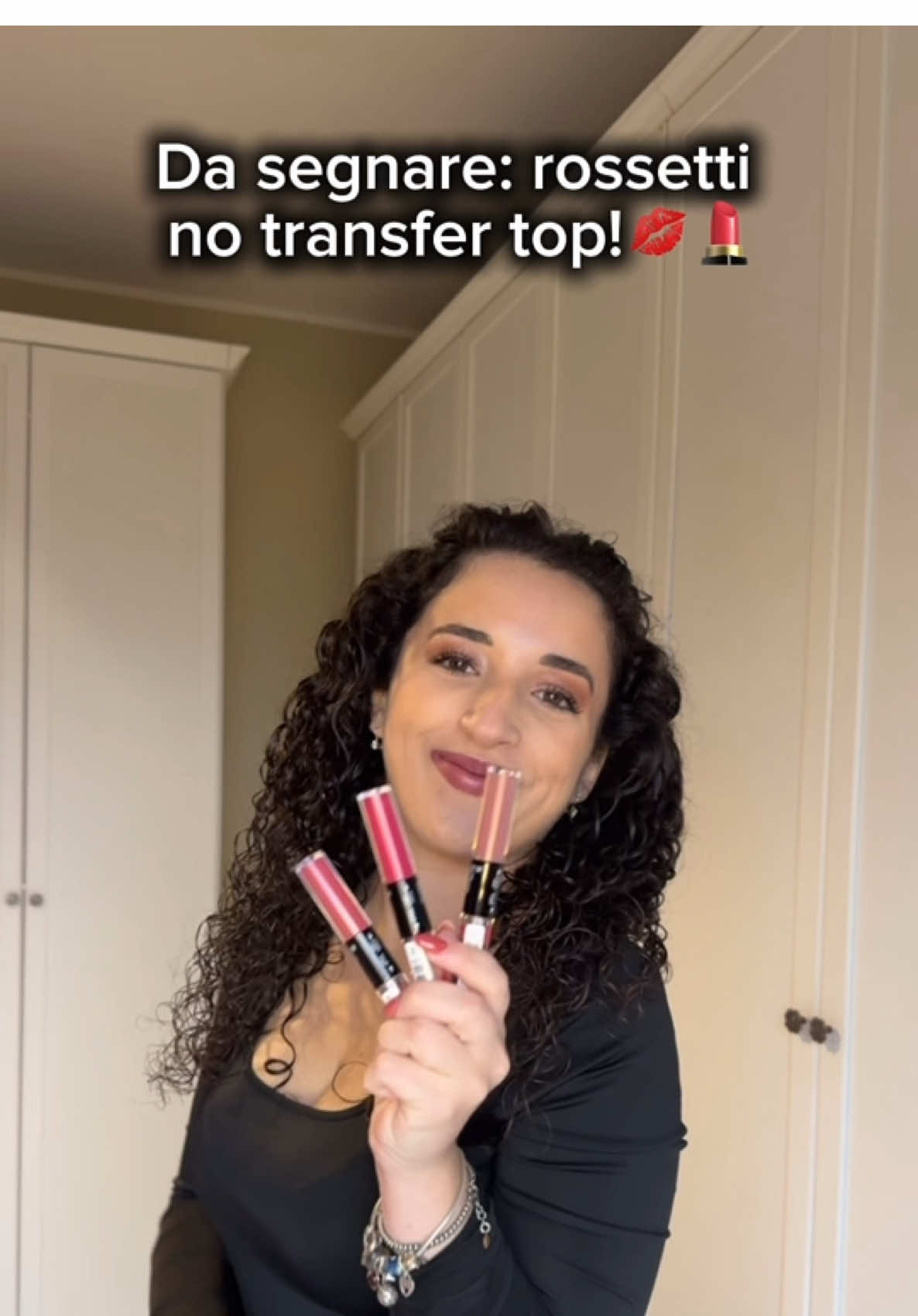 💋 Tre tinte no transfer low cost di @debbymakeup che dovete assolutamente provare! Le ho scelte tra tutte le colorazioni disponibili e sono le mie preferite 😍 💄 N.2 Rosa nude – delicato, elegante e perfetto per tutti i giorni 🤎 💄 N.3 Rosa intenso – super femminile e portabile, illumina subito il viso ✨ 💄 N.4 Fucsia – vivace, energico e a prova di bacio 💋 Da un lato la tinta, dall’altro il lucidalabbra fissativo che le rende ancora più luminose e resistenti: non si muovono di un millimetro! Perfette se cercate rossetti economici ma con effetto top 🔥 #lipcombo #debbymakeup #makeup #makeuplover #beauty 