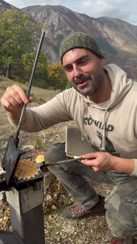 Le FERRATELLE. Storia d’ Abruzzo.  Ricetta: -3 uova -80g (strutto) o 150 ml di olio di semi  -220 gr di zucchero -1 bustina di vanillina  -mezzo limone grattugiato  -600gr di farina 0 -mezza bustina lievito vanigliato  -mezza bottiglietta di cannella NB: il numero di pizzelle (ferratelle) dipenderà a dalle dimensioni del vostro ferro. Questa è la ricetta di mia nonna Adriana la madre di mia madre. Mamma ha fatto fatica a darmi il quaderno di nonna. Spero vi piaccia la ricetta ❤️ #cake #fyp #italia #tradizioni #dolce 