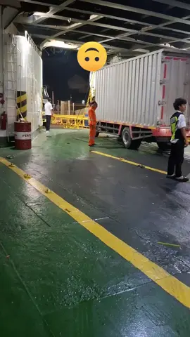 Seumur umur naik kapal baru ini nyandar kebalik,akhirnya bongkaran kendaraan pada mundur haha#fyp#kocakkk#nahkodakapal