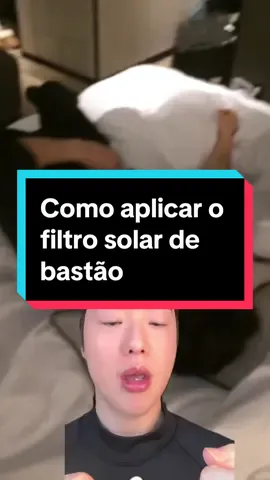 🌟 Não Deixe a Proteção Solar 'Em Bastão' Faltar! 5 Erros Comuns ao Usar o Seu Stick ☀️ O protetor solar em bastão (stick) é o queridinho da praticidade e da reaplicação, mas muitos cometem erros que diminuem sua eficácia. Seu formato compacto é perfeito para a bolsa, mas atenção redobrada na aplicação é crucial! Confira os cuidados que as pessoas mais esquecem e como acertar para garantir a máxima proteção: ❌ 5 Erros Comuns na Aplicação do Protetor em Bastão 1. Aplicar Pouca Quantidade: Este é o erro número 1! O bastão pode dar a sensação de cobertura completa rapidamente, mas a camada fica fina. • ✅ O Certo: Deslize o stick na mesma área em movimentos de ida e volta (vai-e-vem) pelo menos 2 a 4 vezes (em faixas), garantindo uma camada espessa e uniforme. A proteção só é total se a quantidade for a correta! 2. Não Espalhar/Uniformizar: A forma em bastão aplica o produto em 'tiras' ou 'linhas'. Se você não uniformiza, pode deixar áreas desprotegidas entre elas. • ✅ O Certo: Após deslizar o bastão, use os dedos (limpos!), uma esponja ou um pincel de maquiagem para dar leves batidinhas e uniformizar o produto, especialmente nas bordas e áreas com pelos. 3. Esquecer as Áreas Críticas: Nariz, orelhas, nuca, pescoço e contorno dos olhos são campeões de queimaduras. • ✅ O Certo: Use a ponta do bastão e depois os dedos para garantir que orelhas, lábios, nuca e a linha do cabelo recebam proteção. O stick é ótimo para o contorno dos olhos por não escorrer, mas aplique com cuidado! 4. Aplicar Sobre a Pele Molhada ou Úmida: A umidade impede que o produto adira corretamente à pele, comprometendo a formação da barreira protetora. • ✅ O Certo: Certifique-se de que sua pele (ou a área onde vai reaplicar) esteja limpa e seca. Se estiver suando ou molhada após o mar/piscina, seque-a primeiro. 5. Não Reaproveitar: Como qualquer protetor, ele precisa ser renovado! A resistência à água/suor não dura para sempre. • ✅ O Certo: Reaplique a cada 2 a 3 horas de exposição contínua ao sol ou imediatamente após suor intenso, nadar ou se secar com toalha. O bastão é ideal para reaplicar sobre a maquiagem com cor, dando pequenas batidinhas! #sunbbeauty #colageno #dicasdebeleza #filtrosolar #sunscreen 