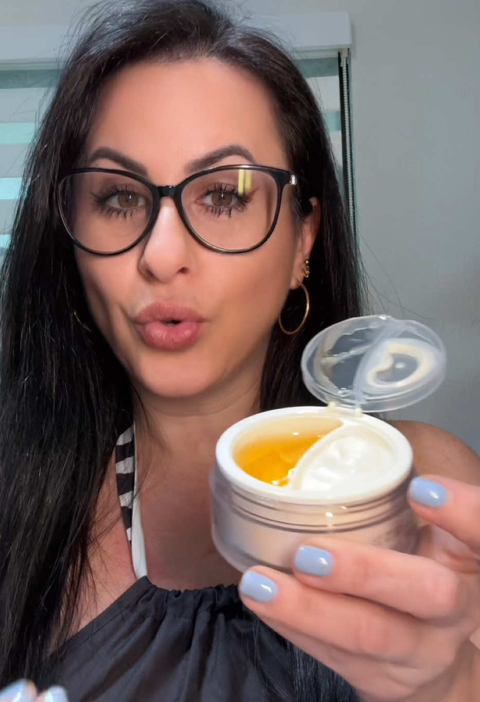 Fortalecimiento de la Barrera Cutánea: Contiene Ceramida NP y Pantenol para fortalecer la barrera cutánea Vegano y Dermatológicamente Probado: Certificado por V-Label como vegano y diseñado para adaptarse incluso a piel sensible o con tendencia al acné Cuidado de la piel personalizable: Mezcla o aplica en capas el sérum y la crema 2 en 1 para un cuidado de la piel personalizado Hidratación y Nutrición: Proporciona hidratación y nutrición profundas con una combinación perfecta de Aqua Serum y Intense Cream Beneficios antiedad: Infundido con extracto de trufa blanca italiana para revitalizar, mejorar la elasticidad y combatir el envejecimiento prematuro Fórmula ligera: La fórmula blanca se siente ligera en la piel mientras ofrece hidratación profunda. #skincare #beauty #dalba  