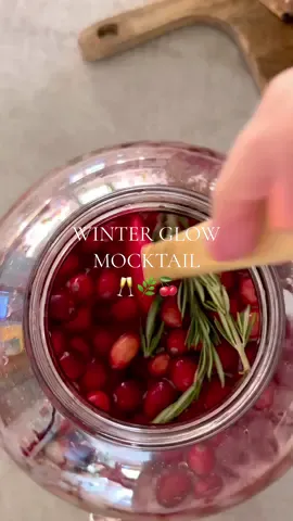 winter glow mocktail 🥂🌿🍒 #christmas2025 #holidaydrinks #asmr #drinks #bloompartner @Bloom Nutrition 