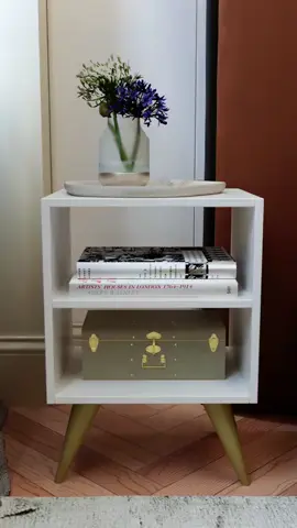 Mesa de cabeceira retro para quarto casal ou solteiro #MesaDeCabeceira #MesaRetrô #DecoraçãoQuarto #MovelRetrô #NichoDecorativo