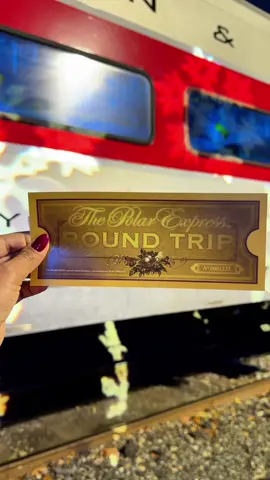 Lee aquí!!!!  *Este fue en el @thepolarexpresswhippany pero ya no hay tickets  Guarda el video para que vayas este o el próximo año New York: ❄️ The Polar Express Catskills – @catskillmountainrailroad 🎟️ Tickets: $47–$56 📅 Nov 14 – Dec 30 ❄️ The Polar Express Medina – medinarailroadmuseum  🎟️ Tickets: $47–$64 📅 Nov 22 – Dec 23 ❄️ The Polar Express Utica – @adirondack_railroad 🎟️ Tickets: $47–$68 📅 Nov 14 – Dec 21 New Jersey: ❄️ The Polar Express – @delaware.river.railroad 🎟️ Tickets: $41.42–$51.93 📅 Nov 28 – Dec 21 🎅 North Pole Express – @blackriverrailroad 🎟️ Tickets: $39.99–$59.99 📅 Nov 28 – Dec 28 🚂 The Polar Express – @thepolarexpresswhippany 🎟️ Tickets: $57–$96 📅 Nov 1 – Dec 30 🎅 The Santa Express – @seashorelinesrr 🎟️ Tickets: $33.95–$37.95 📅 Nov 29 – Dec 23 Pennsylvania: 🚂 The Polar Express New Hope– @newhoperailroad 🎟️ Tickets: $85–$96 📅 Nov 15 – Dec 30 🎅 The Santa Express New Freedom  @northern_central_railway  🎟️ Tickets: $45–$47 📅 Dic 5 – Dec 21 (Fines Semana) #thepolarexpress #newyork 