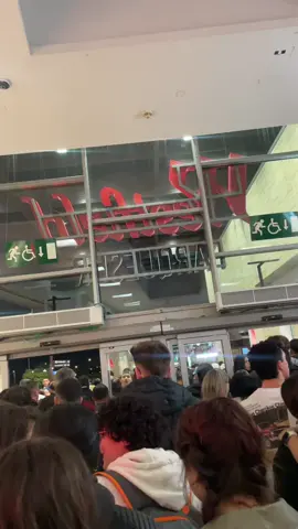 Nos han sacado a todo el mundo corriendo del centro comercial 🙆‍♀️🙆‍♀️🙆‍♀️ #paratii #madrid #centrocomercial 