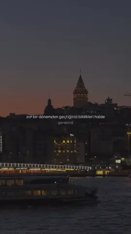 Bazı insanlar, senin en kırık hâlini bile kırmaktan çekinmez. İnsanı en çok, en uzaklar değil; en yakınındakiler yaralar. Çünkü onlara güvenmişsindir, “beni anlar” demişsindir. Ama bir bakarsın, sen sessizce ayakta kalmaya çalışırken, tam kalbinin üstüne basarak geçmişler. Zor zamanında kim ne yaptıysa, unutma. Unutmak iyileştirir sanırsın ama bazen unutmak, kendine yapılanı yok saymaktır. Affetmek büyüklük değildir her zaman, bazen de kendine haksızlıktır. Bazı insanlar, bir kere değil; defalarca kırar çünkü sen hep affedersin. O yüzden bu kez affetme. Sessizce git, mesafeni koy, ama aklında tut. Çünkü kimlerin seni yaraladığı, kimlerin yanında olmadığı; bir gün ayağa kalktığında, kimlerle yürümemen gerektiğini sana gösterecek. 🌙 🎙️ @Emin Music  . . . #keşfet #hayat #anlamlısözler #duygusalsözler #özlüsözler 