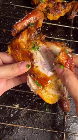 الوصفة الاولى بعد غياب السفر الحمدلله 😍♥️ .. اخذت الوصفة من الرائعة ام يزيد وطلعت حرفيا ولا غلطة 👌🏻 دجاج مشوي بالفرن بصوص الثوم والليمون والبرتقال :  اول شي قطعت الدجاج لنصفين وضربته بالمطرقة (هذي الطريقة تطري انسجة الدجاج ) ، التتبيلة : ملح / م ك ثوم وبصل بودرة / ملعقة وسط باربيكا مدخنه / ملعقة وسط باربيكا عاديه / م ص فلفل اسود / عصير ٣ حبات ليمون صغيرة / رشة زيت زيتون ..  الفرن يكون اعلى حرارة من فوق وتحت والدجاج حطيته على شبك بعدين على الصينية ، والصينية اضفت لها مويه تقريبا الين تتعبى الصينيه شويه وبس ع الفرن تاخذ ٤٥-٦٠ د ع حسب حجم الدجاج وكميته وحرارة الفرن  .. واول م تستوي وتتحمر دهنتها بالصوص عبارة عن : م ك زبدة  / كشنت فيها ٣ فصوص ثوم مفرومه وارل م تطلع ريحته اضفت / عصير نص برتقالة ونص ليمونه / م ص عسل / م ك صويا صوص المالحة واخلي يغلي الين يثقل الصوص وبس دهنت الدجاج ورجعته شويه الفرن حق ٢ د بس .. واخر شي رشيت كزبرة مفرومة ع الوجهه ..  بالنسبة للبطاطس الويدجز : قطعت البطاطس بقشرة / وحطيت نفس التتبيله حقت الدجاج بس بدون ليمون وزدت عليها اوريغانو.. 