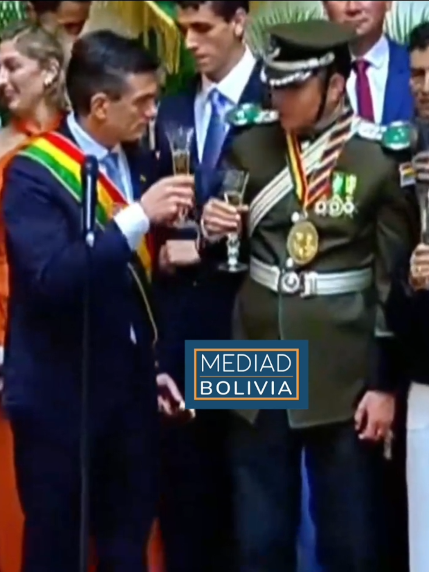 🇧🇴 “¡Viva Bolivia, carajo!” — El brindis que emocionó a todo un país 🥂🔥 Rodrigo Paz levantó su copa por la patria, la familia y los valores que nos unen. Un mensaje que hizo vibrar La Paz y llenó de esperanza a todo el país. #boliviatiktok #RodrigoPaz #Bolivia2025 #MediadBolivia #vivabolivia🇧🇴❤️💛💚 #PatriaBOLIVIA #HistoriaBoliviana #DiscursoPresidencial #santacruzdelasierra🇳🇬 #santacruztiktok #capitanlara #vivaboliviacarajo