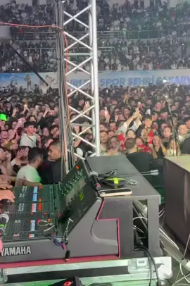 Çiçekler konser icin di arkadaşlar 💗#blok3 #CapCut #kesfetbeniöneçıkart #kesfetteyiz #blok3konser @blok3real 