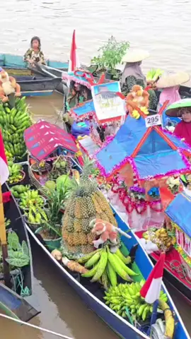#acara  pestival pasar terapung lokbaintan  yg di gelari seribu sungai karena banyak anak  sungai di kal sel