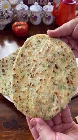 أسهل وصفة لخبز اللافاش بدون خميرة المكونات : كوب شاي واحد من الزبادي 1 كوب شاي ماء نصف كأس شاي زيت رشة من البقدونس رشة واحدة من الشبت 1-2 غصن رفيع من البصل الأخضر جبن الكاشار (أو أي نوع آخر من الجبن) 1 كيس بيكنج بودر 3 أكواب من الدقيق (قد يختلف الدقيق) تحضير: أضيفي جميع المكونات ما عدا الدقيق والبيكنج باودر إلى وعاء الخلط واخلطيها، ثم أضيفي الدقيق والبيكنج باودر واعجنيها. اقسميها إلى 8 قطع، افردي القطعة الأولى واتركيها ترتاح لمدة 10 دقائق. ثم نبدا الطهي  يمكنك دهن الزبدة عليها إذا كنت ترغب في ذلك. مترجم  وبالعافية #فطاير_انجليزيه_سريعه #فطاير_لذيذه #خبز_اللافاش #فطاير_جبنة 