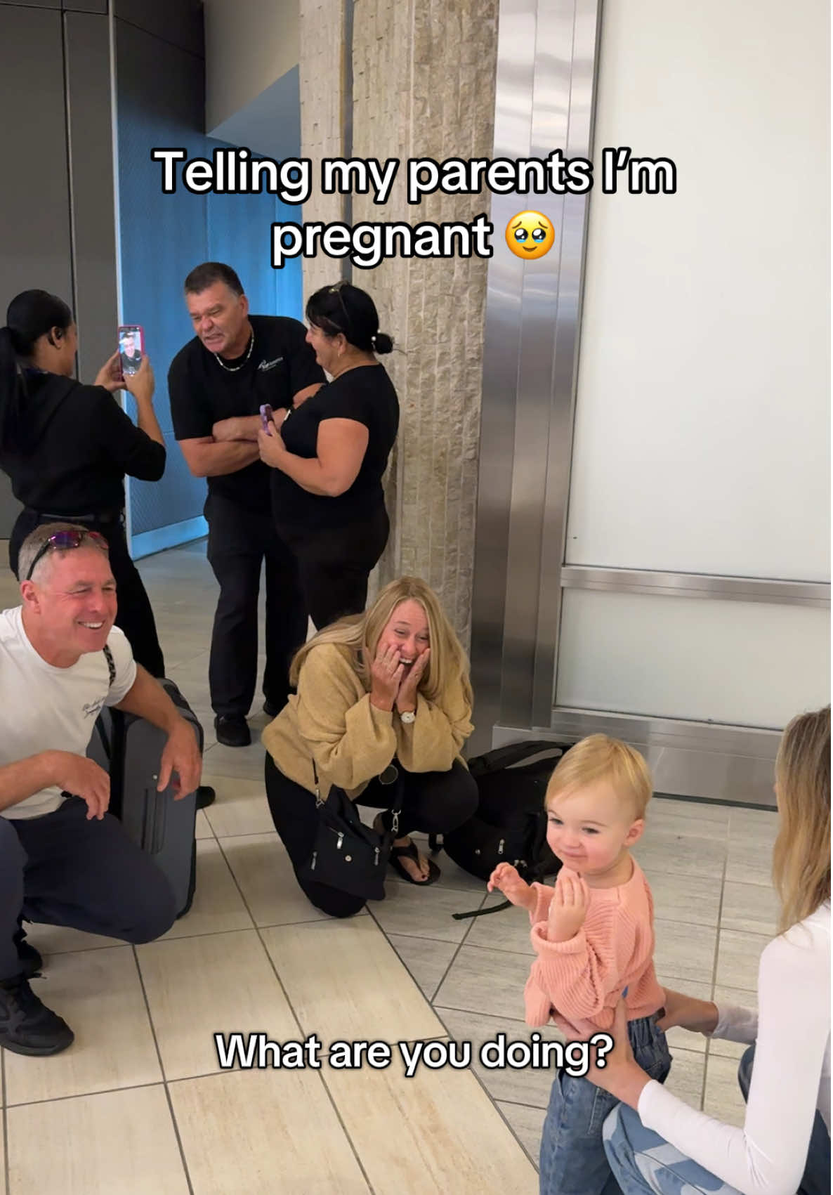 Went to the airport to surprise them and their reaction was SO sweet 🥹🥹😭 #pregnancyannouncement #pregnant #couple #couplegoals 