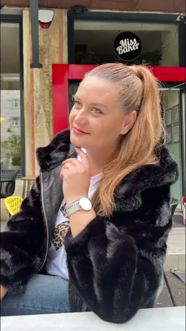 Blat umed și cremă fină și  delicioasă  de ciocolată cu zmeură sau blat uscat de fistic , sos de zmeură ,mousse de vanilie și zmeura proaspătă ?  Uită-te până la final să vezi câte sortimente are @missbaker în vitrină dar și cine a câștigat bătălia de azi! P.S. cofetăria se află în Constanța! #sweet #missbaker #constanta 