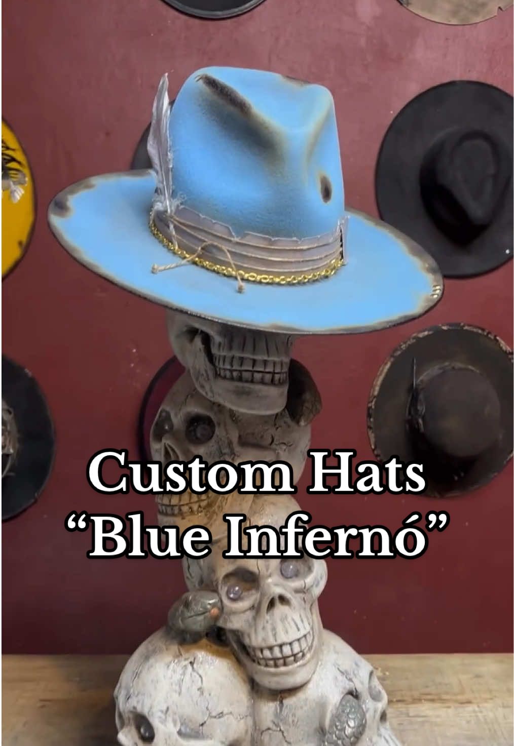 Blue Inferno Sombrero elaborado con lana fina boliviana en tono azul cielo, intervenido con quemados que crean un efecto único en copa y ala. Cuenta con listón envejecido, lazos envueltos a mano y cadena dorada con aros para un acento de lujo rústico. Pluma de ganso plateada y moño lateral que aportan textura y personalidad. Interior acabado con forro negro y detalles dorados, y failete de piel para un acabado premium. Diseño exclusivo para quienes buscan presencia, carácter y un contraste entre elegancia y rebeldía. Envíos a México y todo el mundo 🇲🇽🇺🇸🇨🇦🌎 Compra o aparta tu sombrero con anticipo en nuestra web o WhatsApp: malrockanrolero.com ➤ (link en bio) +525566761396 WhatsApp  #sombreros #hats #customhats #sombrerospersonalizados #malrockanrolero 