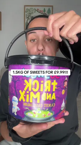 These buckets are over 40% off right now! #sweets #candy #sweettreat #sweettooth #tiktokmademebuyit 