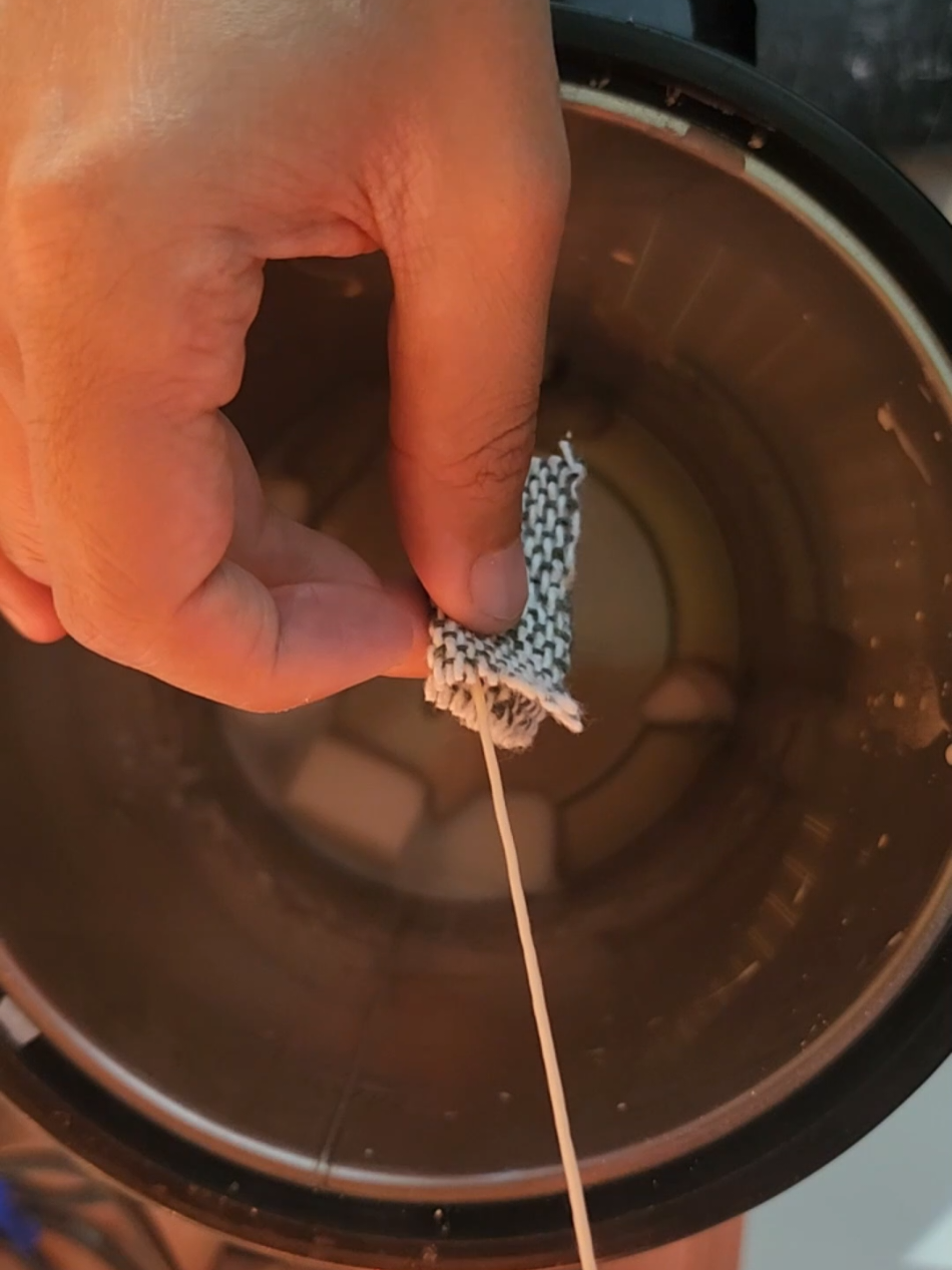 Los pabilos son el corazón de cada vela artesanal. Hoy los pre-enceramos con la misma mezcla de cera de soya y cera de coco que usaremos para la vela final. Este paso ayuda a que la flama sea más estable, limpia y uniforme cuando se encienda. Usamos pabilos de alma de papel, ideales para velas de doble mecha como las de la colección Studio. Pequeños detalles, grandes diferencias. 🔥 #velaartesanal #velasaromaticas  #velasartesanales #emprendimiento  #candlemaking 