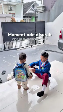 Dulu waktu belum jalan cuma bisa nangis aja liat kakanya pergi tapi sekarang malah bisa nyusul ke mana2 😅#masyaallahtabarakkallah #bayibisajalan #bayilucu #fyp 