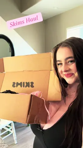 Lil unboxing 🫶🏼🫶🏼 im dropping the try on tomorrow on my other site 💙🤍🤗 ! Let me know your fav pieces!! #fyp #skims #haultok #fypシ 