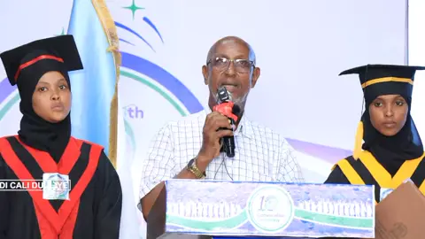 Aabe soomaaliyeed labadiisa gabadhood oo farxad la qeybsaday ka dib qalinjabintooda